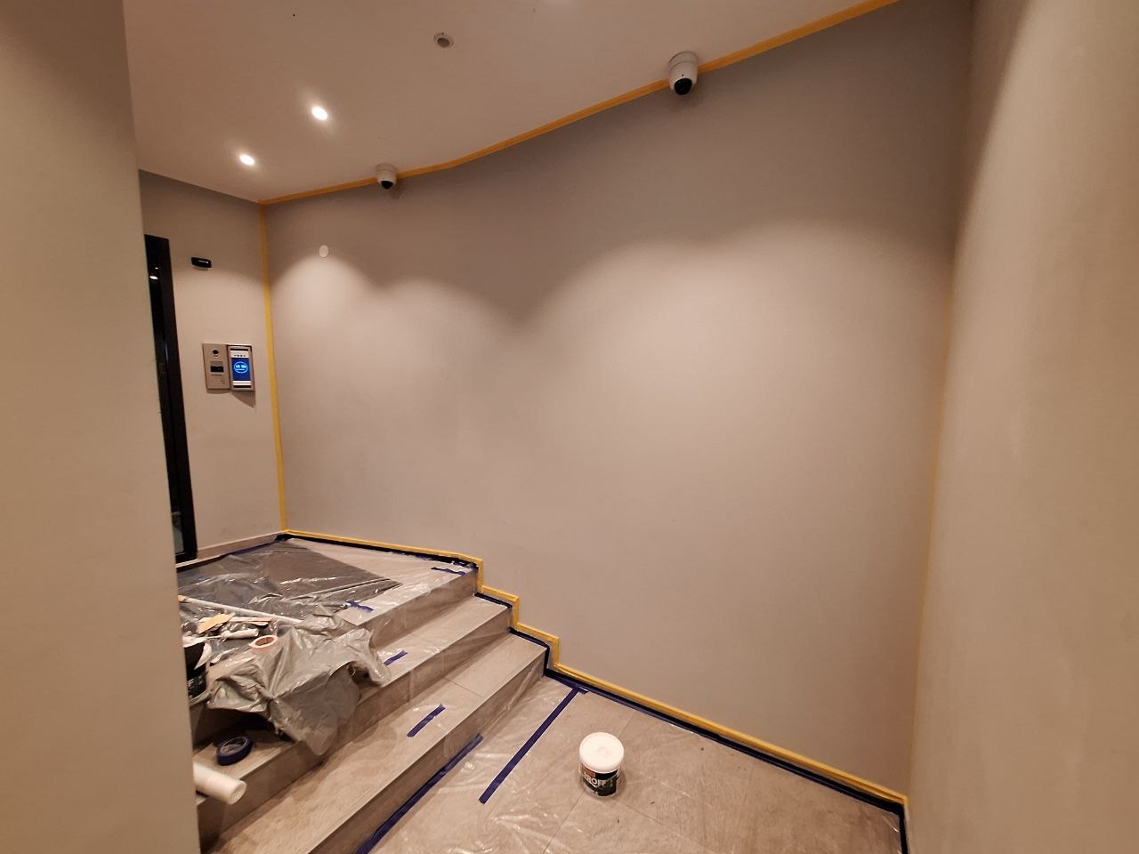 Detalj zidova s LED rasvjetom
